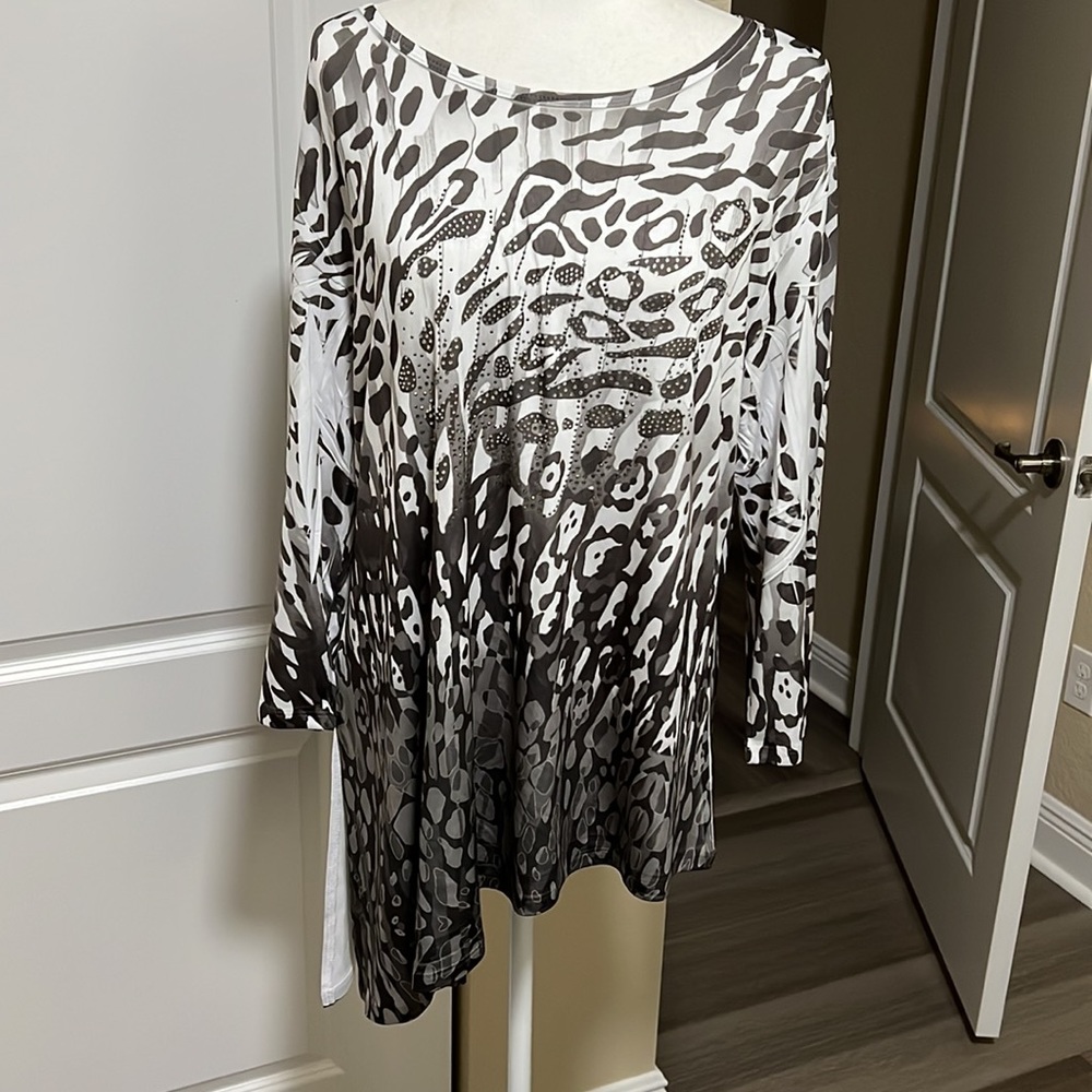 Jess and Jane Women's Ombre Animal Print Tunic Top - Black & White size L